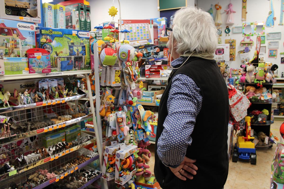 Víctor Monfort observant la seva botiga