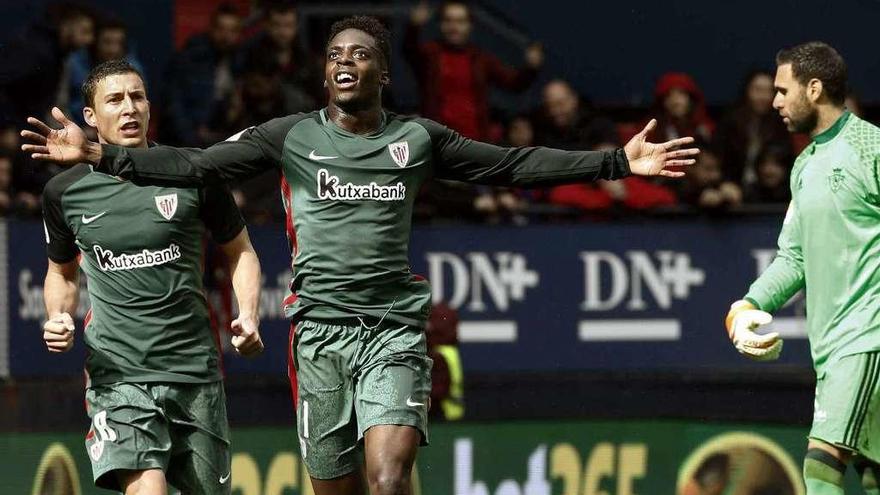 Williams celebra su gol, el segundo del Athletic, ayer en El Sadar.