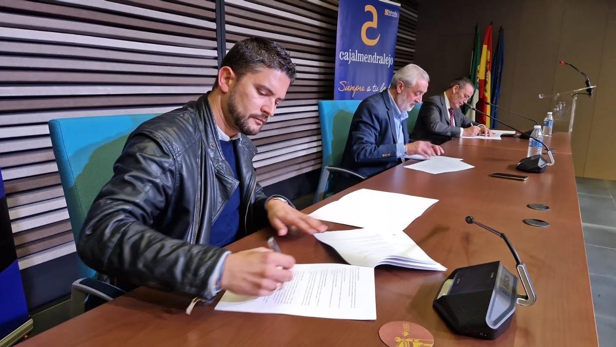 El representante de Aldeacentenera firma el acuerdo.