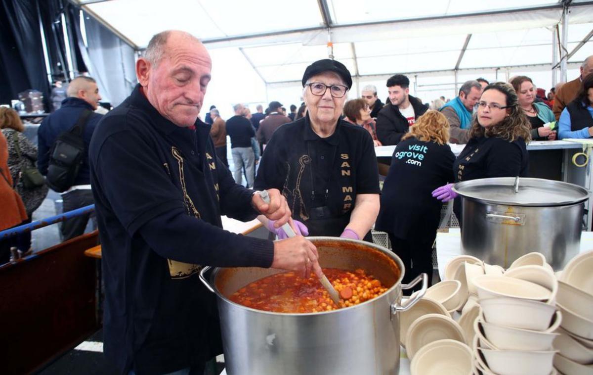 Los encargados del
reparto de los callos
de San Martiño.   | //  NOÉ PARGA