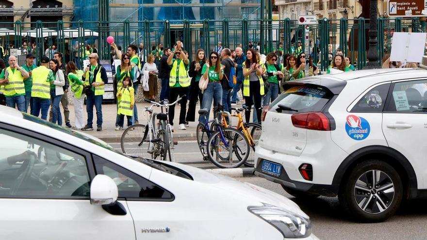 Profesores y taxistas toman el centro de València