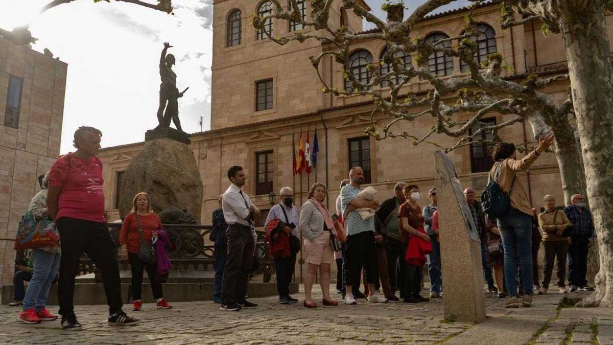 Turistas, en la plaza de Viriato. |