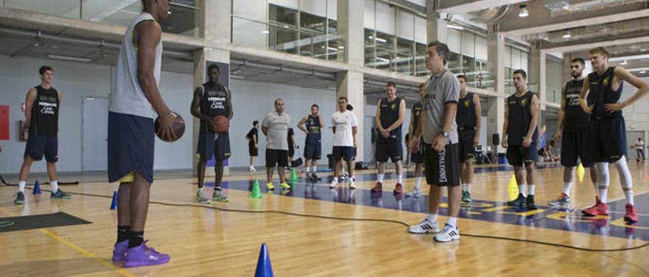 Juanjo Falcón da instrucciones en el entrenamiento a los jugadores del Herbalife.