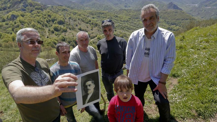 José Antonio Naves Cienfuegos, a la izquierda, con una foto de su abuelo Luis Cienfuegos, junto a otros primos y  descendientes del lenense asesinado en Parasimón.