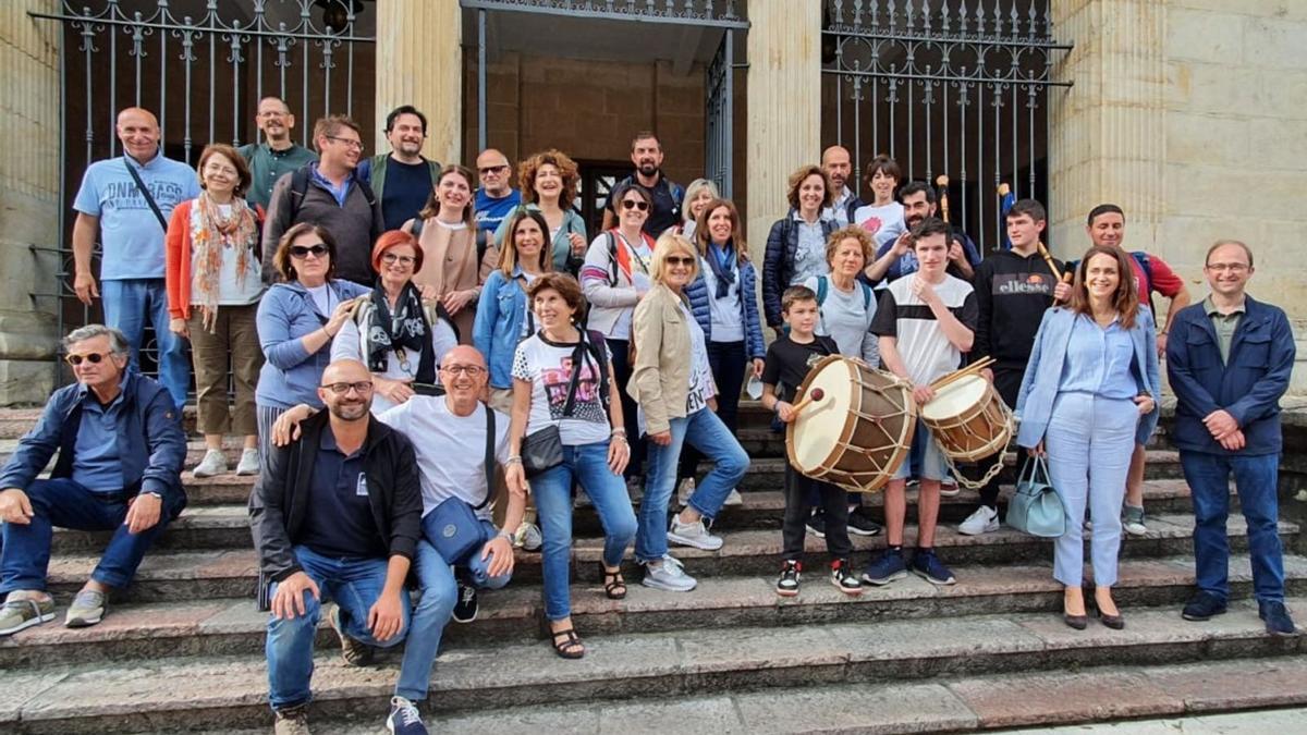 El grupo de italianos de visita con Adriano de Falco, en las escaleras del Ayuntamiento de Cangas de Onís. | M. V.