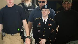 El soldado Bradley Manning tras la última sesión del juicio.