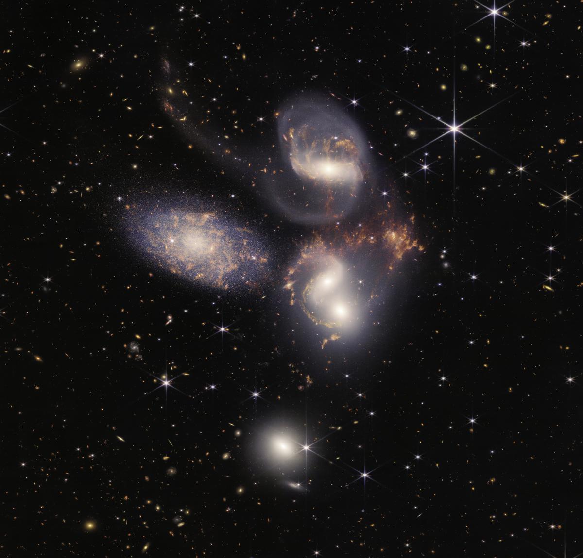 Imagen del quinteto de Stephan, una agrupación visual de cinco galaxias, en la que se pueden observar cúmulos brillantes de millones de estrellas y regiones plagadas de polvo de estrellas. 