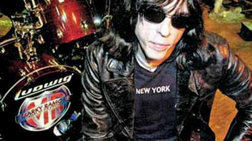 Imagen de Marky Ramone junto a su inseparable batería.