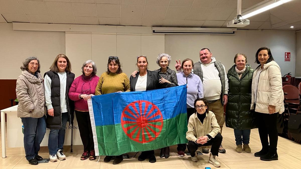 Adela Gabarri, quinta por la izquierda, posando junto a varios asistentes a la presentación de Ribera de Arriba.