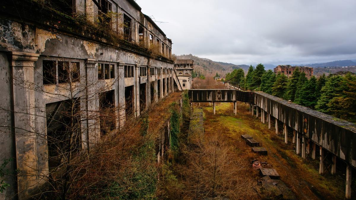 Zona industrial destruida por la guerra en Abkhazia.