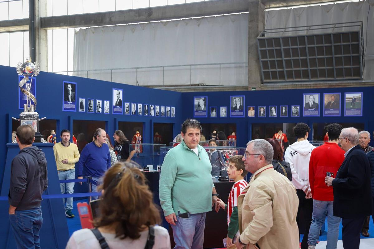 Público en la exposición dedicada al Atlético de Madrid.