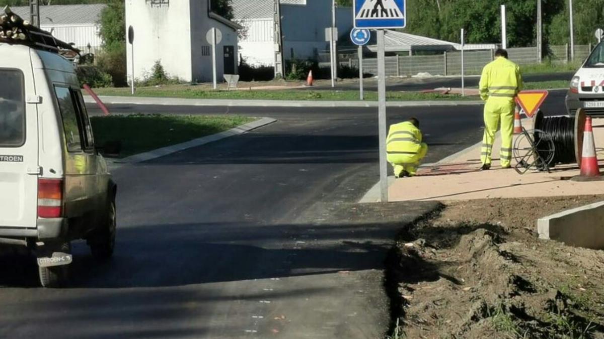 Trabajos en la rotonda de As Pedrosas.