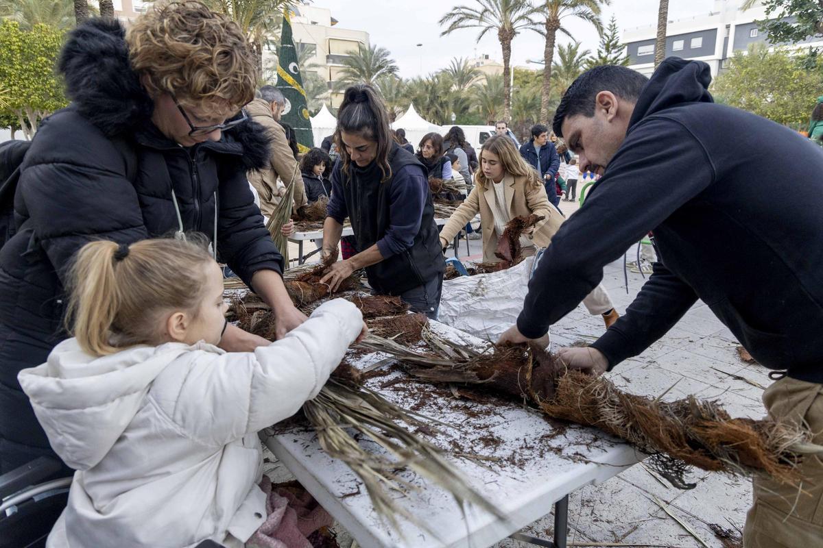 Talleres de “atxes” en Elche para promover una tradición difícil de mantener