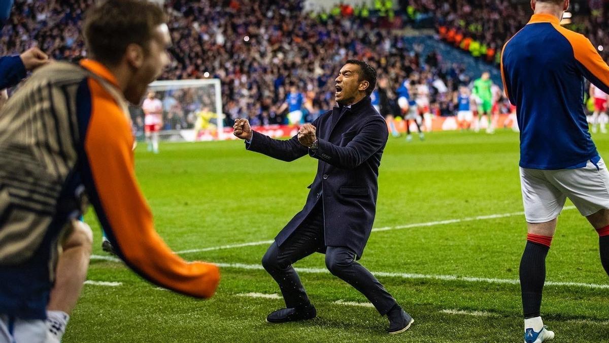 Gio celebra la clasificación del Rangers al batir al Leipzig.