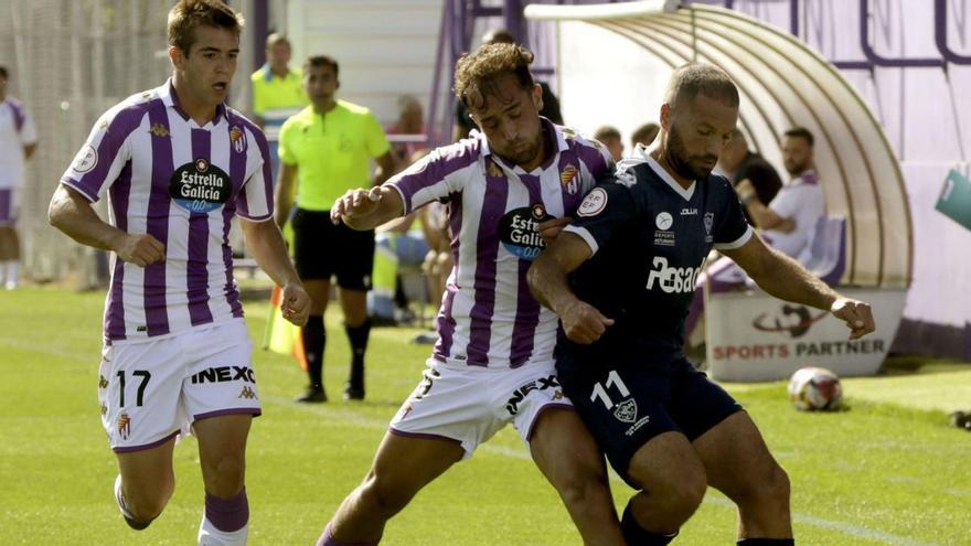 Alberto Lora, con el balón, en el partido de ida que disputó el Marino de Luanco en el campo del Valladolid Promesas. |