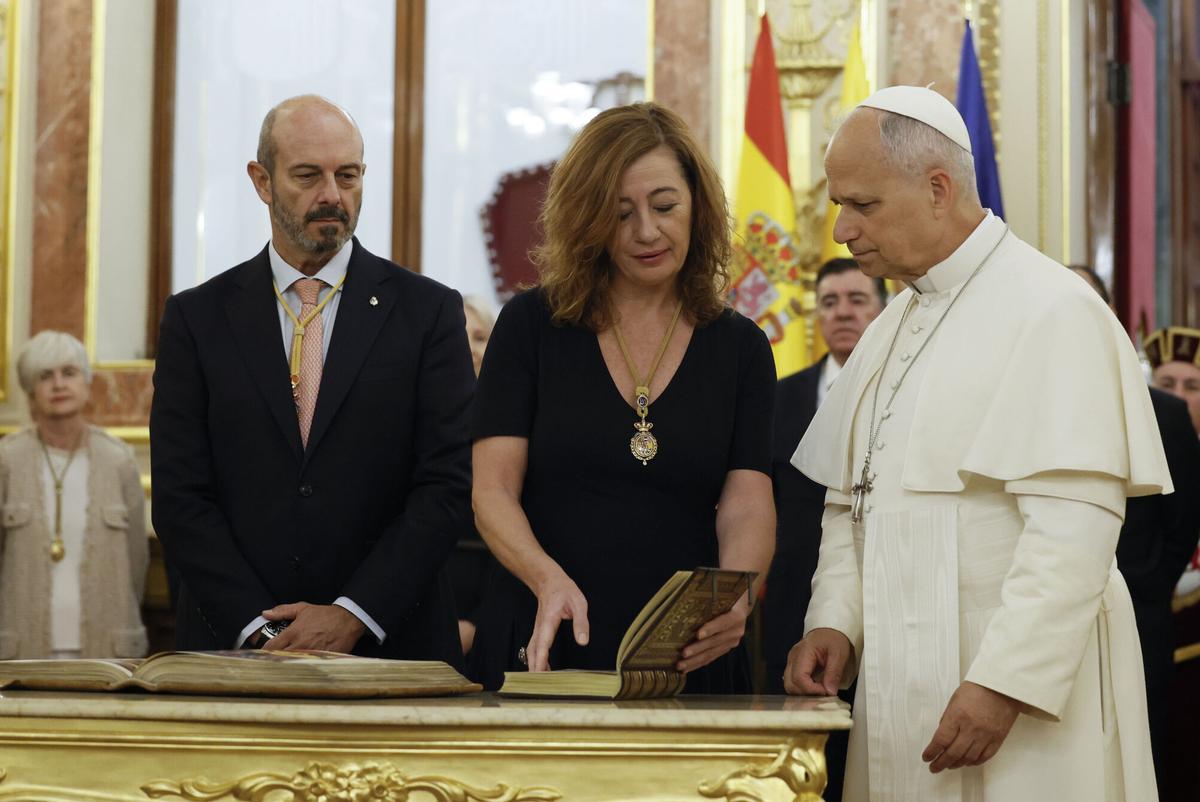 Francina Armengol recibe al papa León XIV en el Congreso de los Diputados