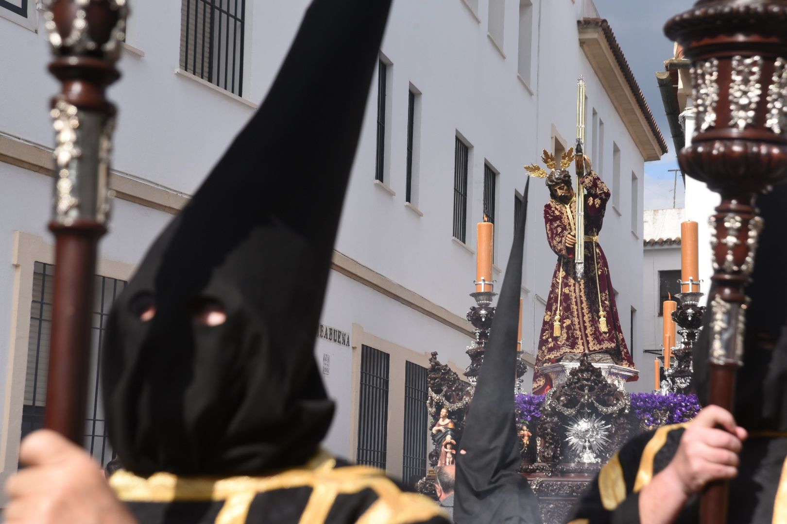 El Nazareno recoore las calles de su barrrio camino de la carrera oficial