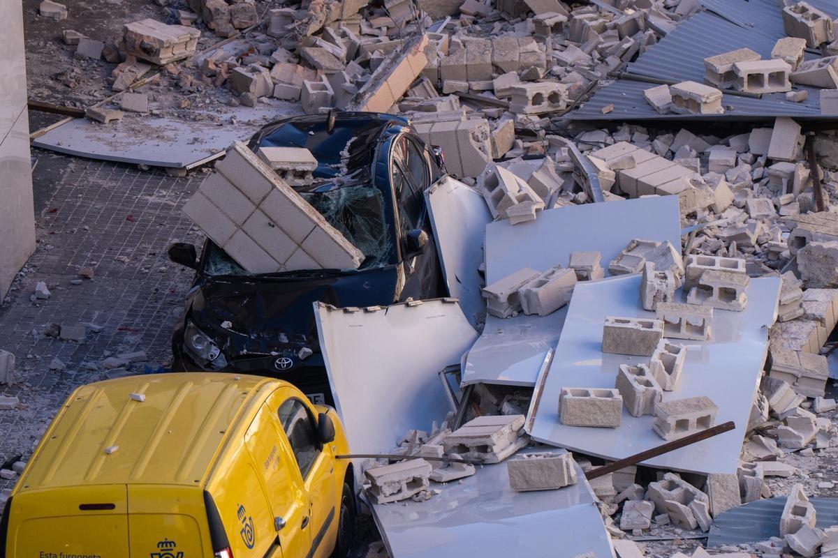 El viento derriba parte de un edificio en la Travessera Industrial de L'Hospitalet y atrapa a una mujer que estaba en un coche.