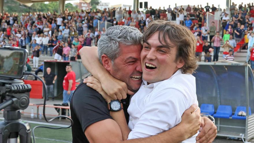 Andreu Peralta celebra l&#039;ascens amb el seu ajudant Joan Marín