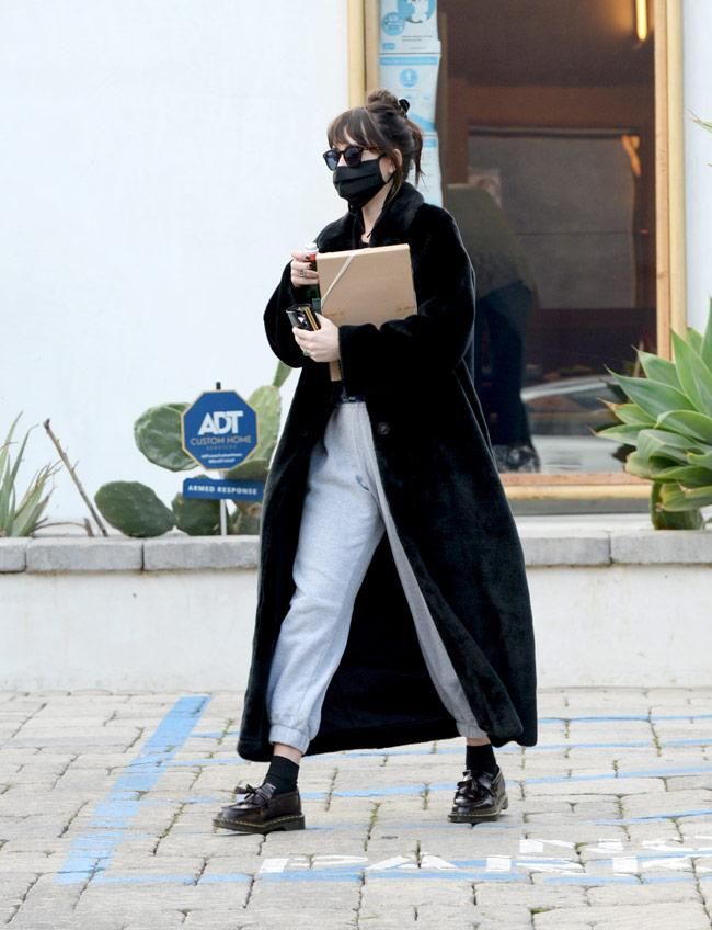 Dakota Johnson con zapatos mocasines y chandal