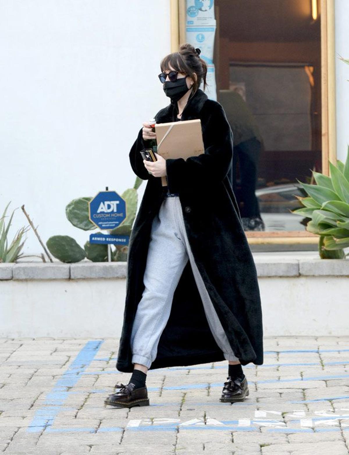 Dakota Johnson con zapatos mocasines y chandal