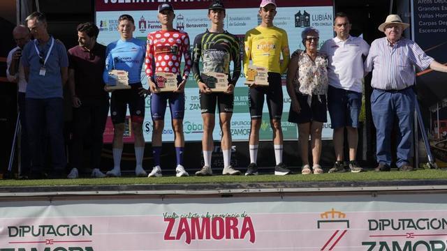 El podio final de la primera etapa. | JOSÉ LUIS FERNÁNDEZ