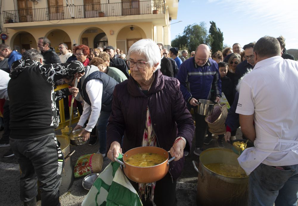 Reparto de Calderas en Albalat dels Tarongers el Día de la Purísima