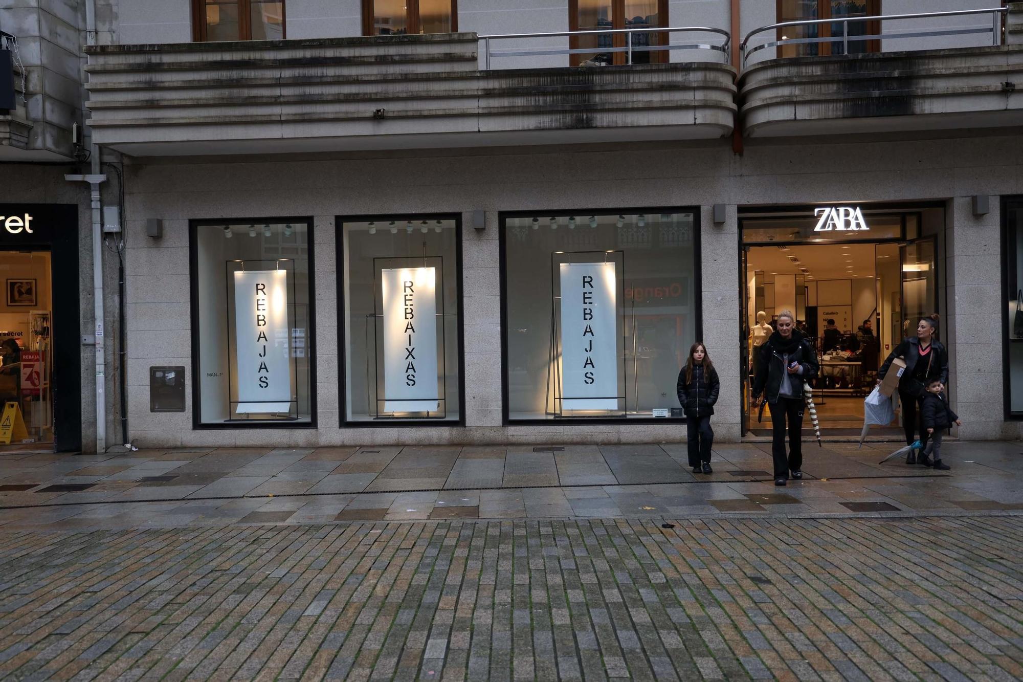 Las calles de Vilagarcía durante las rebajas de enero.