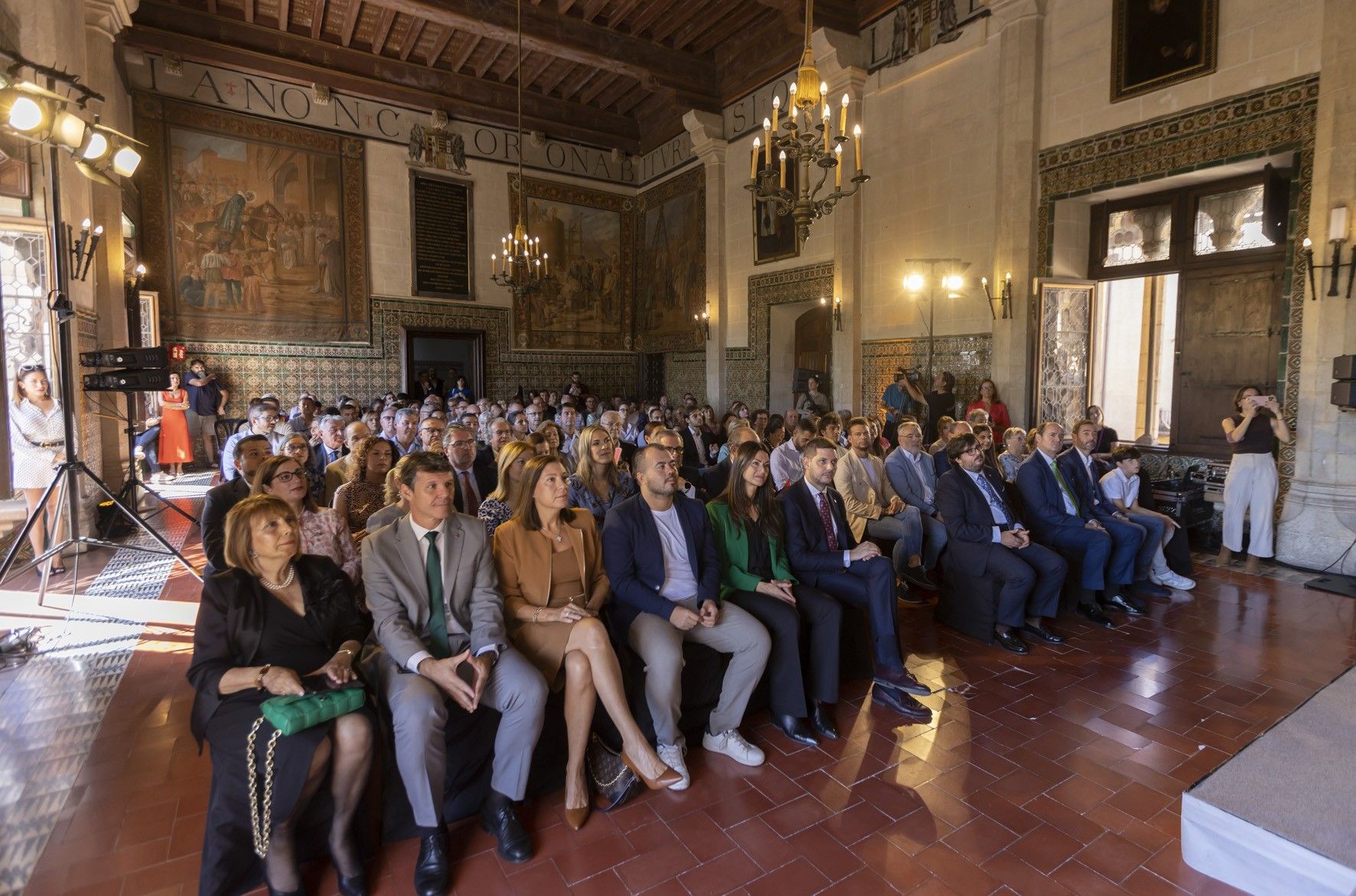 Las imágenes del Acto Cívico que reconoce a personas y colectivos de Gandia