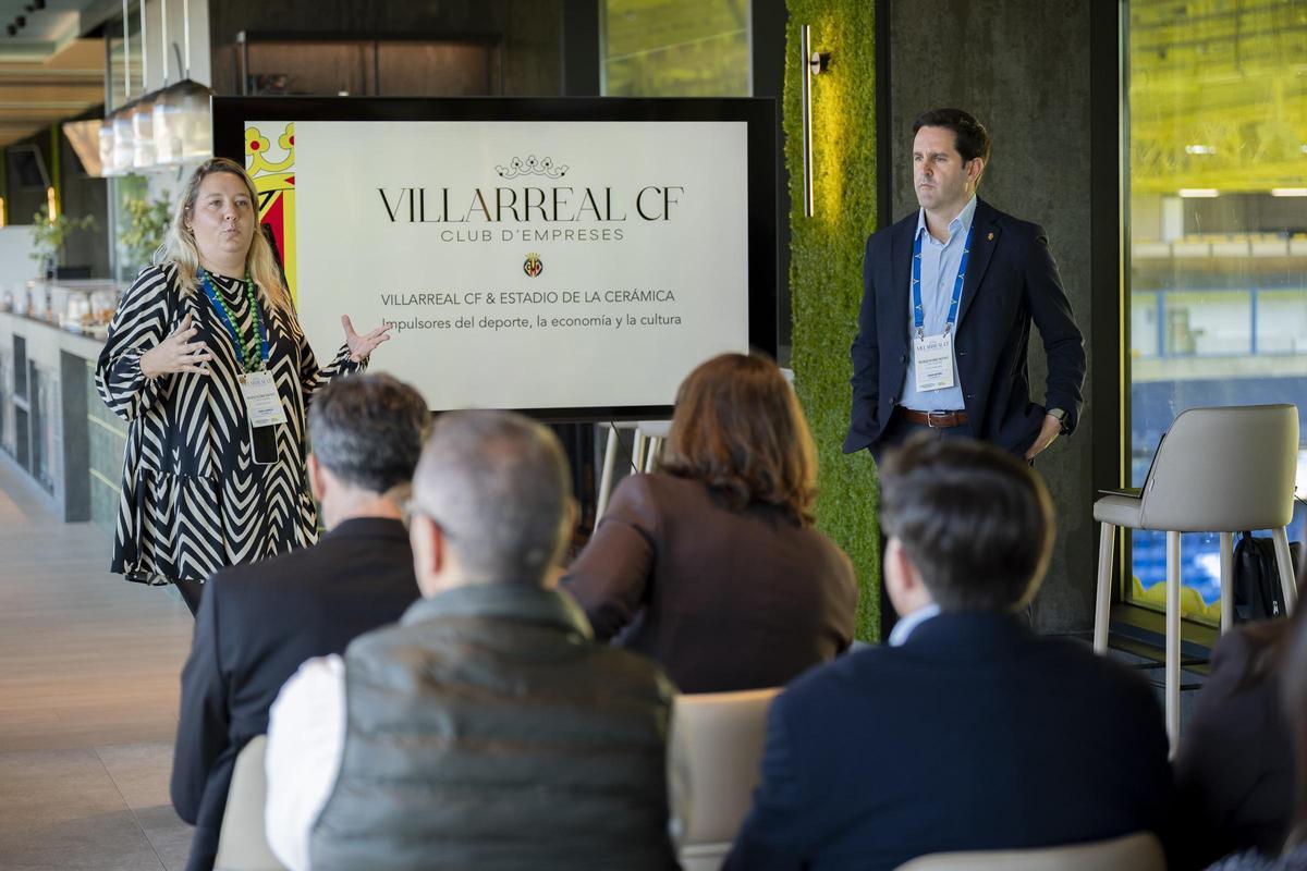 Mar Llaneza (i), junto a Juan Antón (d), exponen el proyecto del Club d’Empreses del Villarreal CF.