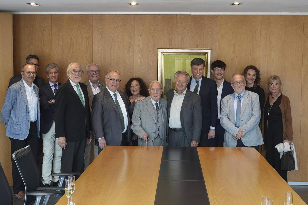 L'advocat acompanyat de familiars i membres del Col·legi de l'Advocacia de Girona, dilluns durant l'homenatge.
