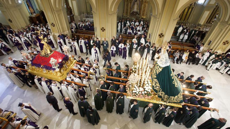 Hermanos del Rescate, en el interior del templo este Martes Santo tras suspenderse la procesión