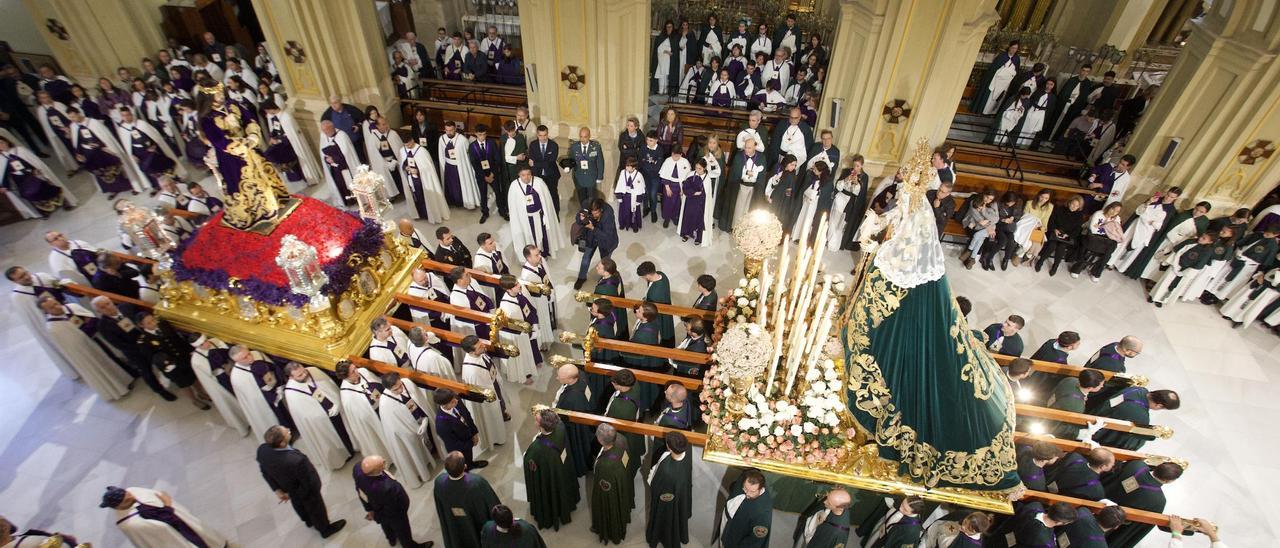 Hermanos del Rescate, en el interior del templo este Martes Santo tras suspenderse la procesión