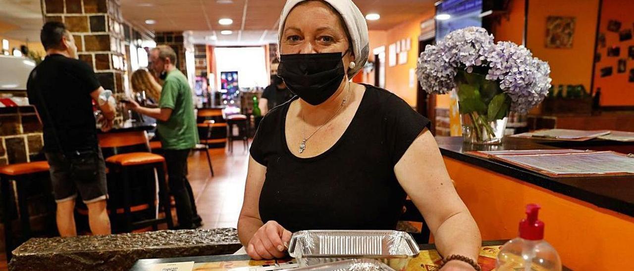 Susana Garrido, con los recipientes de aluminio que usa en su restaurante de Las Vegas. | Mara Villamuza