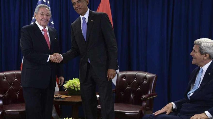 Castro y Obama se estrechan la mano, en presencia de Kerry, al inicio de su reunión de ayer. // Efe