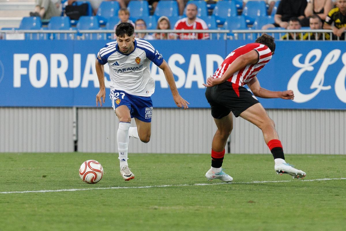 Vadillo intenta regatear a un rival en el partido ante el Bilbao Athletic.