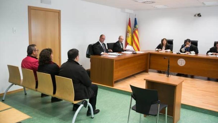 Los acusados ayer en la Audiencia de Alicante.