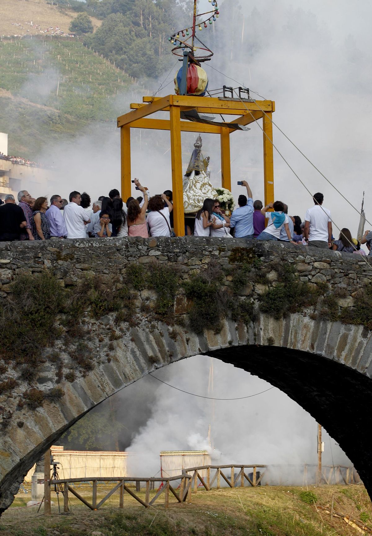 La Virgen del Carmen, en el puente romano, durante la la Descarga.