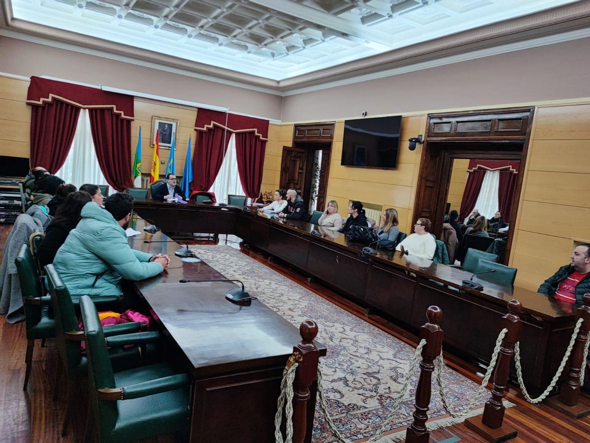 La reunión de las familias del colegio José Bernardo con el gobierno local de Langreo.