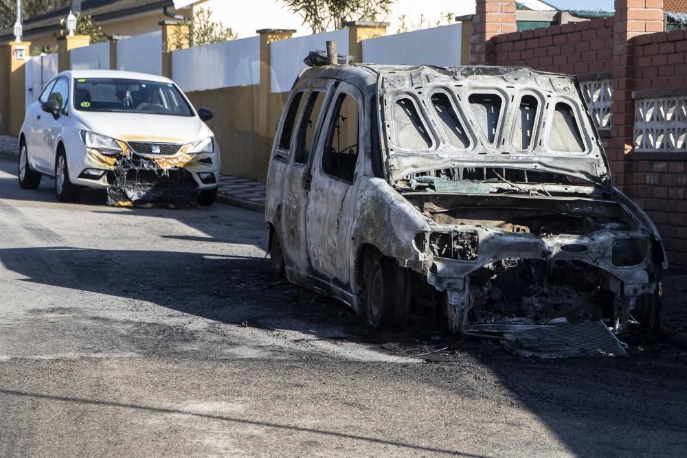 Cremen tres vehicles a Caldes de Malavella