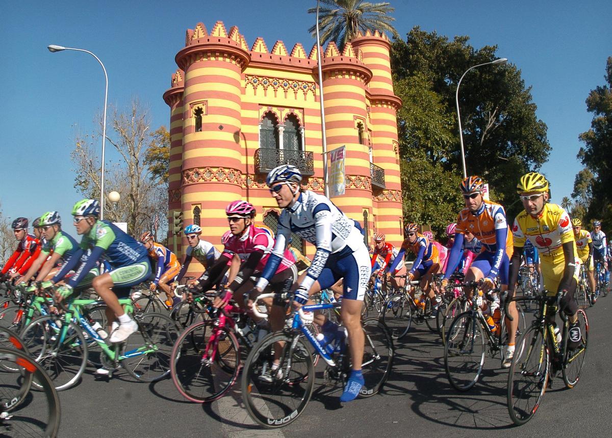 SEV.3 SEVILLA, 17-02-05.- Los ciclistas participantes en la quinta y última etapa de la Vuelta Ciclista a Andalucía-Ruta Ciclista del Sol salen de Sevilla hacia Chiclana de la Frontera (Cadiz), donde termina la prueba. EFE/EDUARDO ABAD / HORIZONTAL