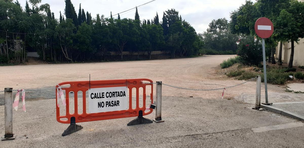 Cierre del terreno que servía como bolsa de aparcamiento en la estación de San Juan Bajo