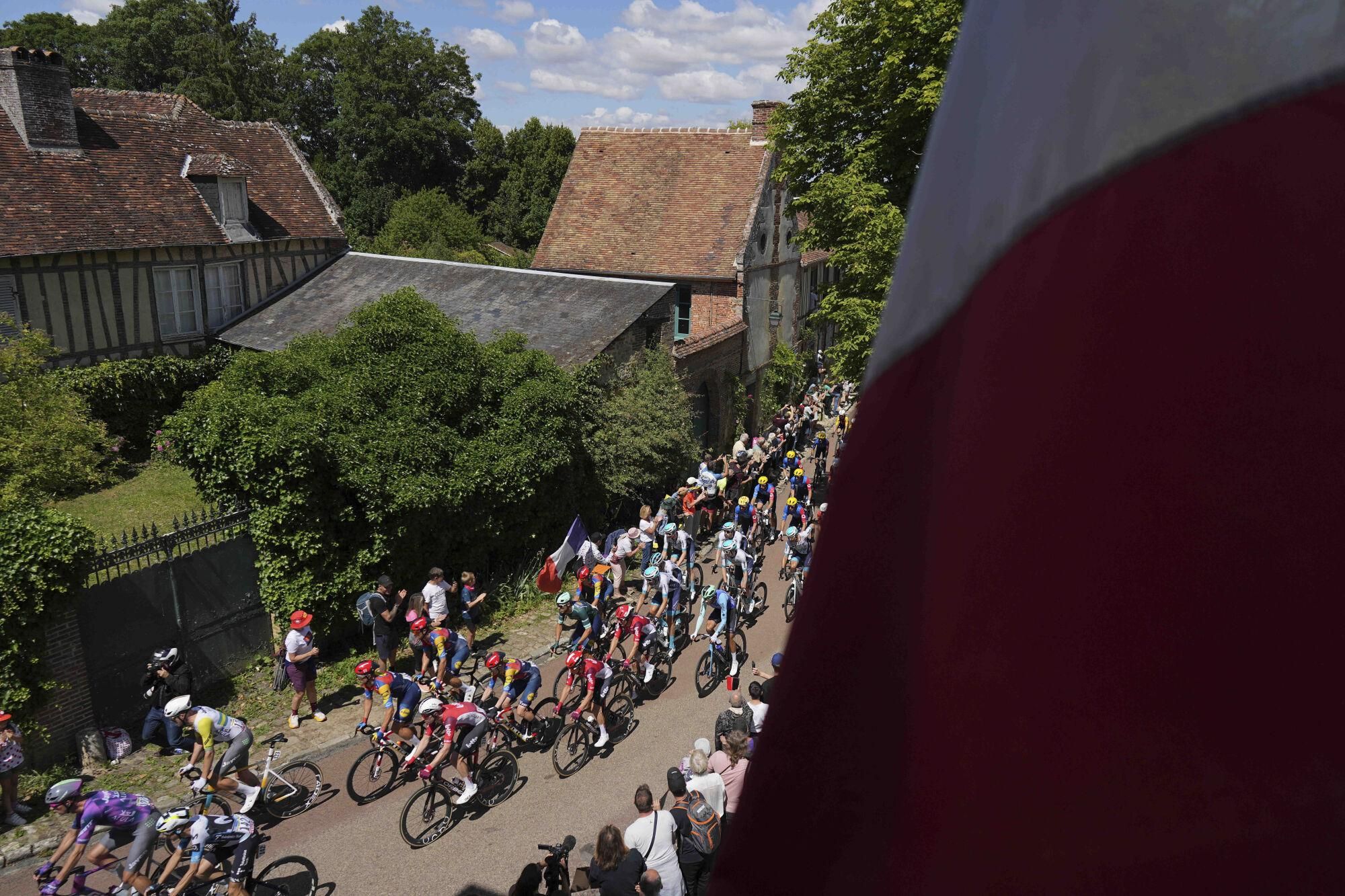 The pack rides during the fourth stage of the Tour de France cycling race over 172.2 kilometers (107 miles) with start in Amiens and finish in Rouen, France, Tuesday, July 8, 2025. (AP Photo/Thibault Camus) Associated Press / LaPresse Only italy and spain. EDITORIAL USE ONLY/ONLY ITALY AND SPAIN