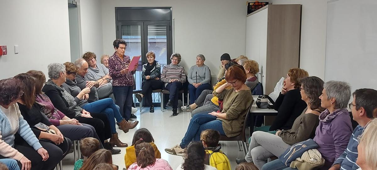 alumnes del taller de català de Sant Jaume de Llierca llegeix relats de vida durant l’acte del Dia Internacional de les Dones, el 8 de març del 2023, en una imatge d’arxiu