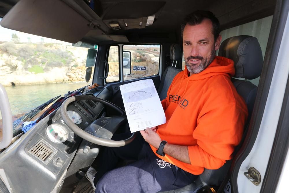 Un camión con calzado recogido en Ibiza para refugiados parte hacia la isla griega