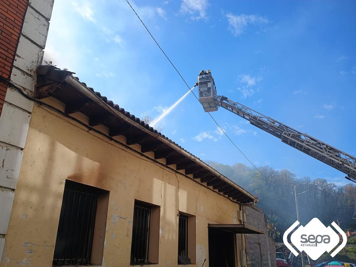 Arde un  local de Arriondas mientras hacían bollos de Pascua
