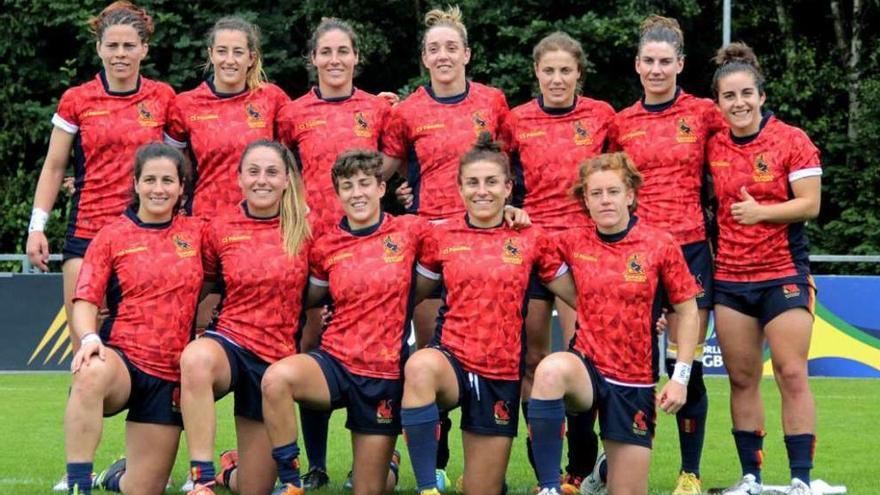 Las integrantes de la selección española de rugby a 7 en los Juegos de Río. De pie, por la izquierda, María Ribera, Ángela del Pan, Marina Bravo, Berta García, Vanesa Rial, Paula Medín y Patricia García; agachadas, Eli Martínez, Amaia Erbina, Iera Echebarría, Maria Casado y Bárbara Pla.