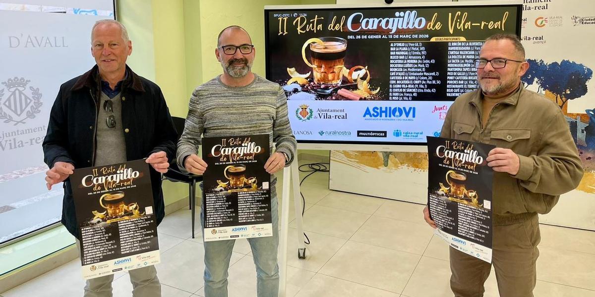 El técnico responsable del área de Promoción Económica, Lluís Juan; el edil Xus Madrigal; y el secretario de Ashiovi, Santi Mercado, en la presentación oficial de la TT Ruta del Carajillo de Vila-real.