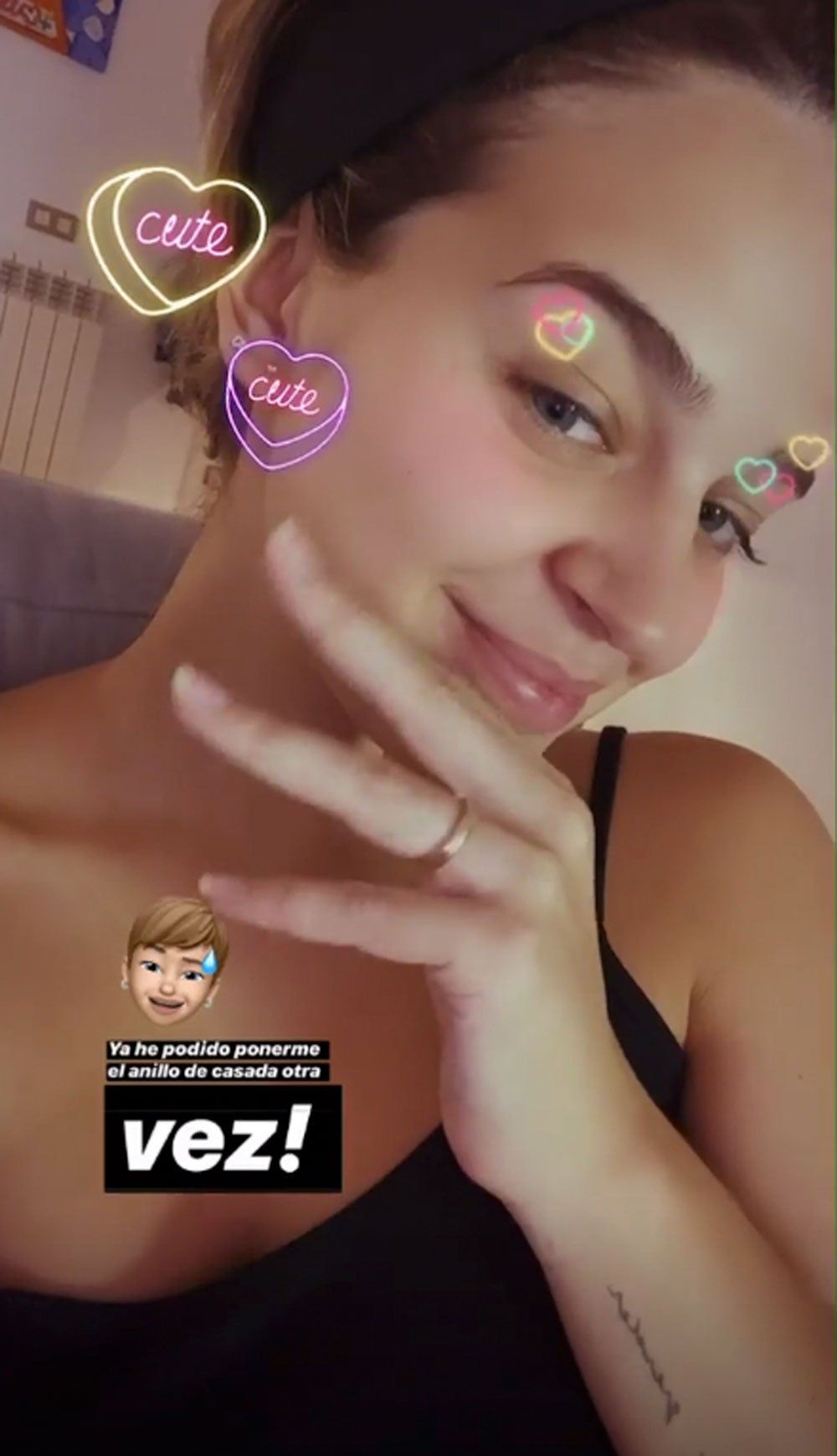 Laura Escanes se pone su anillo de casada