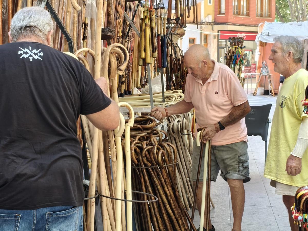 Los puestos de la Fira de Xàtiva ya están montados y acogen a sus primeros clientes